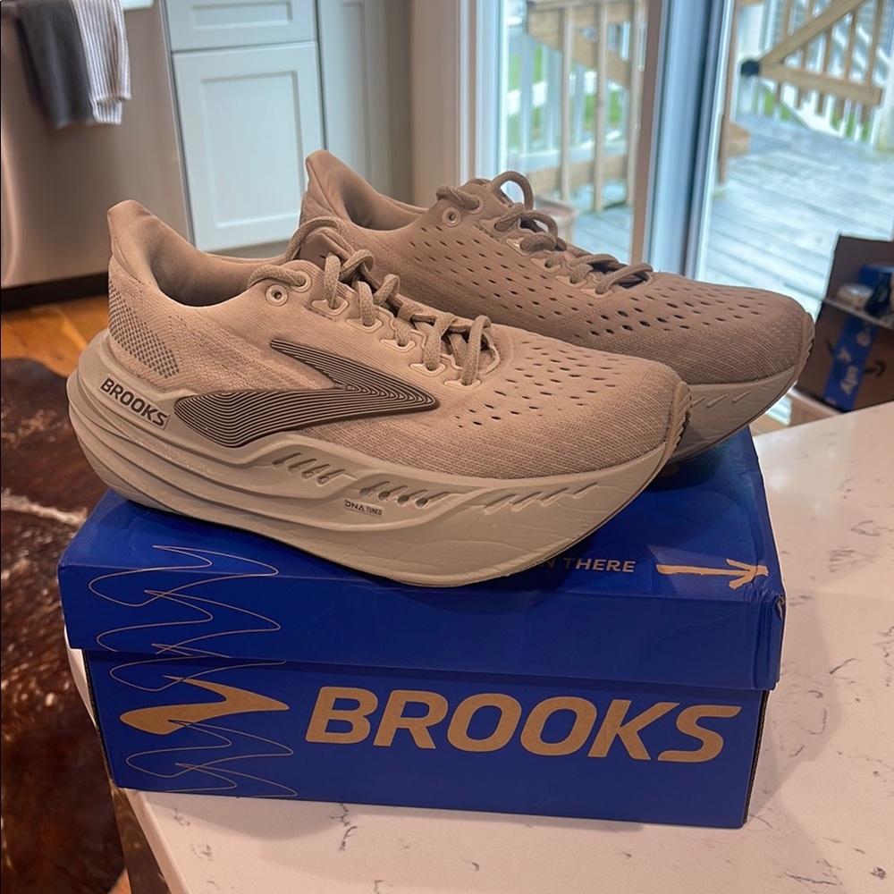 Brooks glycerin max - 208 London fog/almond peach/ white. practically new.